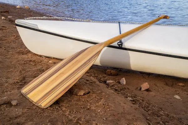 Decked Expedition Canoe Wooden Paddle Shore Horsetooth Reservoir Northern Colorado — Stock Photo, Image