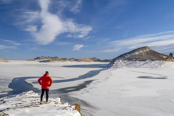 Männlicher Wanderer Daunenjacke Einem Felsigen Ufer Des Zugefrorenen Horsetooth Reservoir — Stockfoto