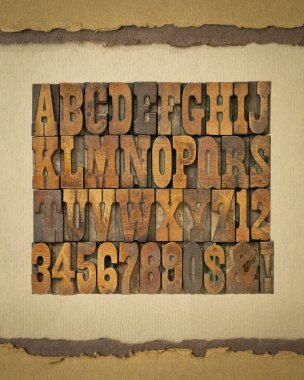 Kaliteli harf ve rakamlar sanat kağıdında ahşap yazı tipi, alfabe Fransızca klarendon yazı dizisi.