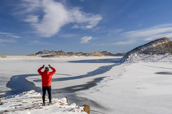 Mužský Turista Bundě Skalnatém Břehu Zamrzlé Horsetooth Reservoir Severním Coloradu — Stock fotografie