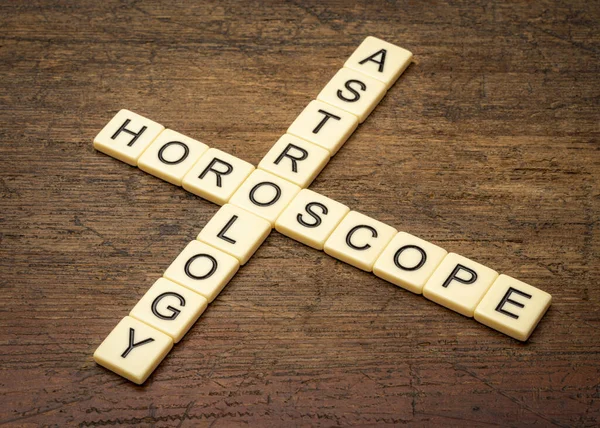 Astrologie Horoscoop Kruiswoordraadsel Ivoren Lettertegels Tegen Rustiek Verweerd Hout — Stockfoto