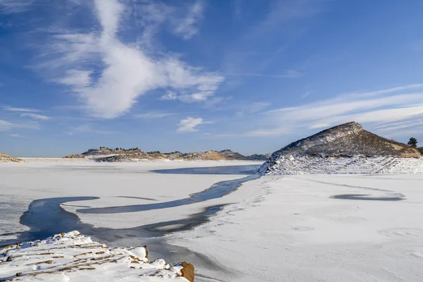 コロラド州北部のホースタイルの冬の風景 凍結したホースタート貯水池 — ストック写真