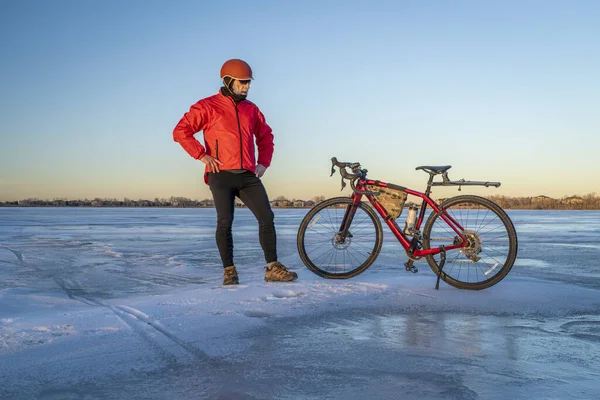 コロラド州の凍った湖で彼の砂利バイクとシニア男性サイクリスト ボイド湖州立公園 — ストック写真