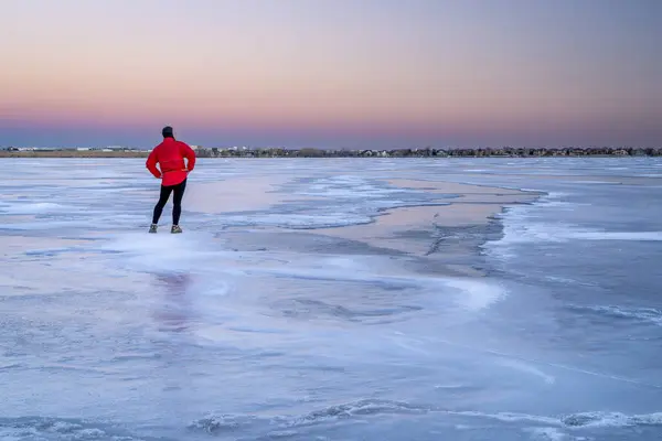 科罗拉多 博伊德湖州立公园黄昏时分冰封的湖面上孤独的男性形象 — 图库照片
