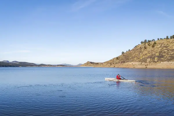 シニア男性は沿岸のローイングシェルを漕いでいます コロラド州北部の秋または冬の景色のカーター — ストック写真