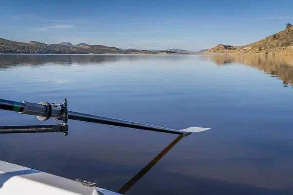 科罗拉多州北部卡特湖畔冬季风景中的斧头桨和赛艇炮弹 — 图库照片