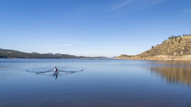 Kıyı kabuğunda yalnız kürekçi - Carter Gölü Sonbaharda ya da Kuzey Colorado 'da kış manzarası.