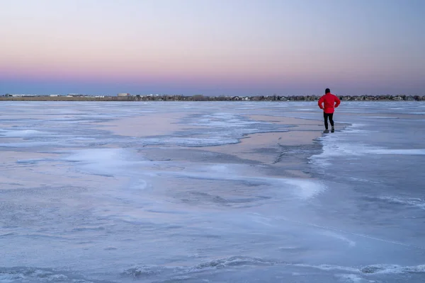 Einsame Männliche Figur Auf Einem Zugefrorenen See Der Abenddämmerung Colorado — Stockfoto