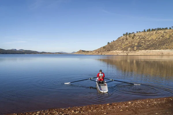 コロラド州北部のカーター湖または冬の風景の沿岸ローイングシェルを漕いでいます — ストック写真