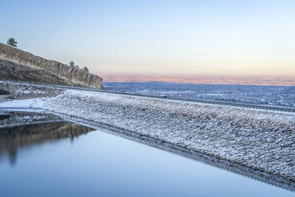 Crepúsculo Inverno Sobre Reservatório Dente Cavalo Congelado Barragem Sopé Norte — Fotografia de Stock