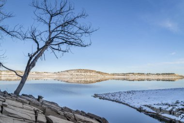 Kuzey Colorado 'da Carter Gölü Kış manzarası