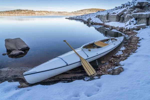 在科罗拉多州北部卡特湖畔的冬季风景中 装饰着快艇 — 图库照片