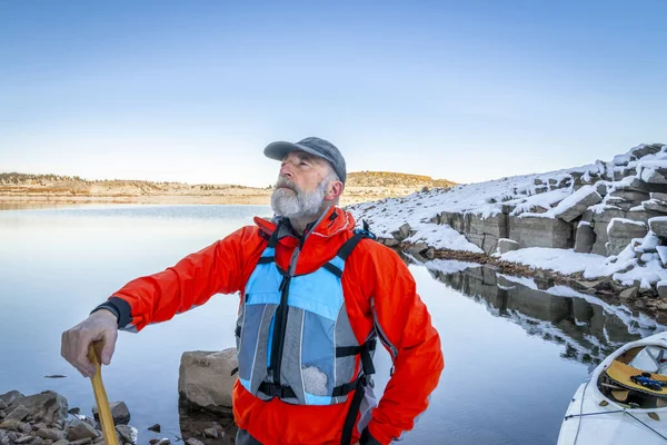 Starszy Wioślarz Kajakowy Noszący Kamizelkę Ratunkową Brzegu Jeziora Carter Północnym — Zdjęcie stockowe