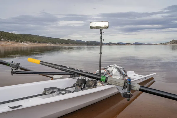 ラブランド アメリカ 2024 沿岸ローイングシェル リテラス リトボート 冬の風景でコロラド北部のカーター湖の岸に鏡と防水バッグ — ストック写真