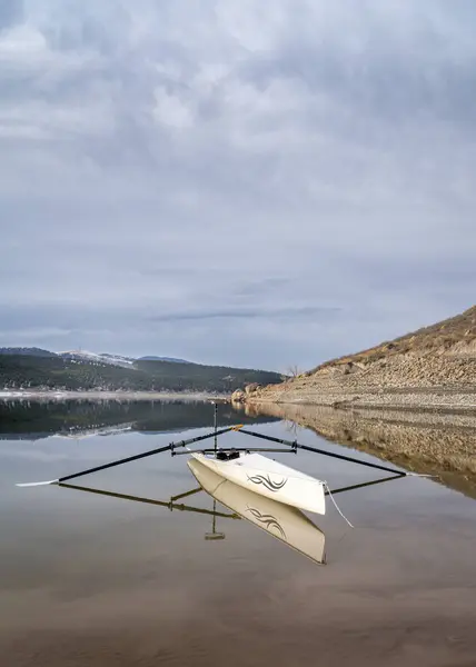 ラブランド アメリカ 2024 沿岸ローイングシェル リテラス リトボート 冬の風景でコロラド北部のカーター湖の岸に鏡と防水バッグ — ストック写真