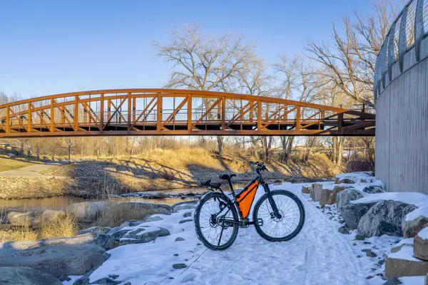 科罗拉多州柯林斯堡市中心普德雷河上的白水公园 冬季美景下的山地自行车 — 图库照片