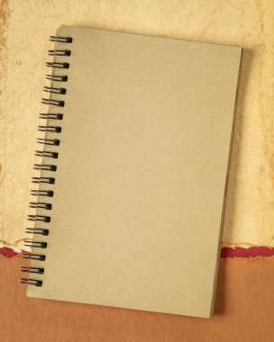 Soyut kağıt manzarasına karşı boş spiral defter, dikey poster