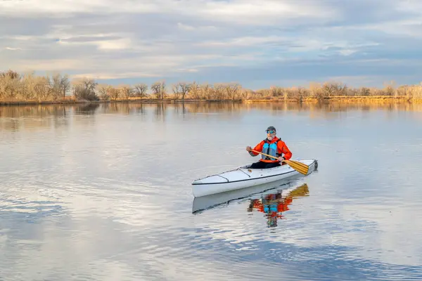 Paddler Macho Sênior Está Remando Uma Canoa Expedição Decked Lago — Fotografia de Stock
