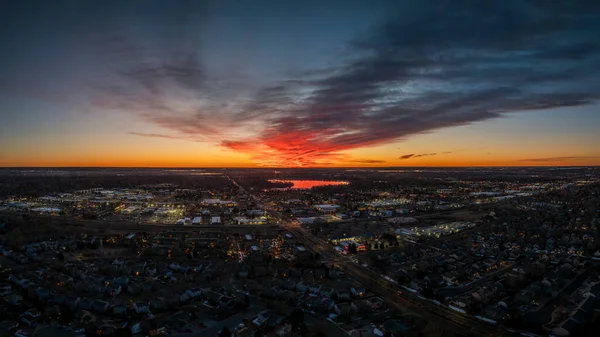 Fort Collins şehir merkezinde kış gündoğumu, Kuzey Colorado 'da göller ve ovalar, hava manzarası