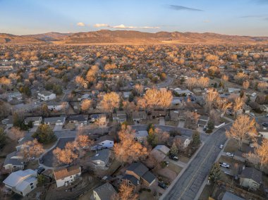 Kuzey Colorado 'daki Fort Collins ve Rocky Dağları eteklerindeki bir yerleşim yerinin üzerinde kış sabahı.