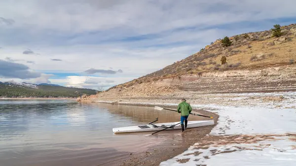 コロラド州北部の秋または冬の風景のカーター湖の岸に沿岸のローイングシェルとハチェットオールを持つシニアオスカー — ストック写真