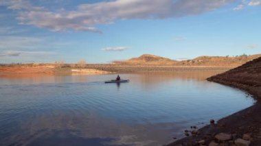 Kıdemli erkek kürekçi, sonbaharda Horsetooth Barajı 'nda ya da kuzey Colorado' da kış manzarasında kürek çekiyor..