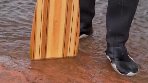 Closeup Paddler Legs Winter Neoprene Boots Wooden Canoe Paddle Rocky — Stock Video