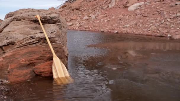 Holzkanu Paddeln Auf Einem Felsigen Seeufer Mit Schwimmendem Eis Und — Stockvideo