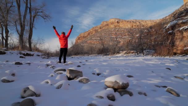 Senior Männlicher Wanderer Daunenjacke Übt Atemübungen Der Winterlandschaft Des Colorado — Stockvideo