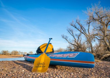 Kersey, CO, ABD - 29 Ocak 2017: Doğu Colorado 'daki South Platte Nehrinde Werner' le birlikte bir dinlenme tesisi sırasında sancak tarafındaki All Star yarış kürekleri üzerinde kürek çekmek.