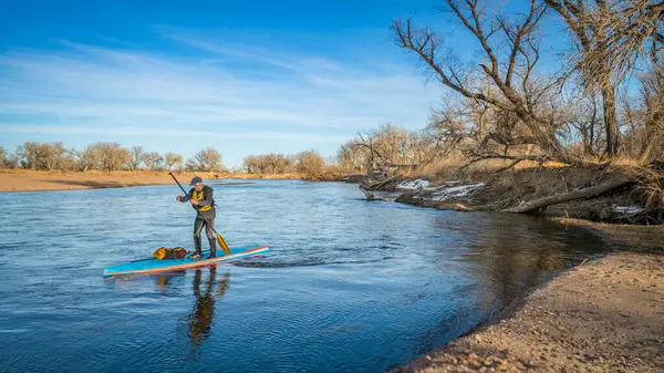 コロラド州東部の南プラット川のパドリングを遠征スタイル冬スタンド — ストック写真