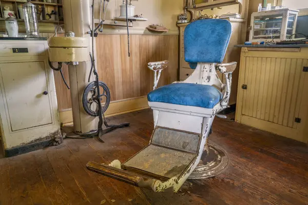 有椅子和钻头的老式牙科诊所 — 图库照片#
