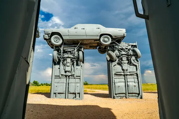 美国东北部 2017年7月9日 著名的卡亨基汽车雕塑 由Jim Reinders创作 是英国巨石阵的现代复制品 使用旧车 是夏季风景 — 图库照片#