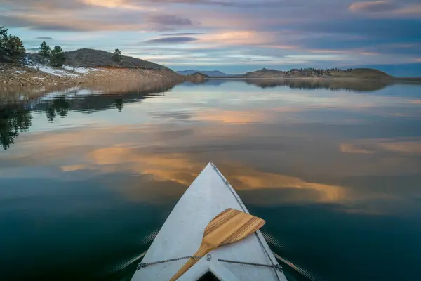 호수에 평온한 황혼에 패들와 카누의 블루투스 저수지 — 스톡 사진