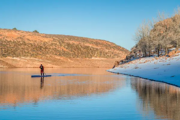 Paddler Macho Drysuit Vermelho Está Remando Stand Paddleboard Lago Montanha — Fotografia de Stock