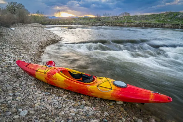 激流皮划艇和河在日落时 快速缓存拉丽粉饼河在科罗拉多州柯林斯堡市 — 图库照片#