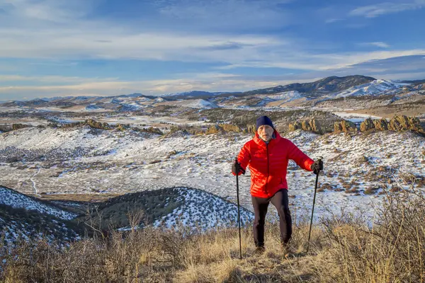 Старший Мужчина Турист Достигает Вершины Холма Подножия Скалистых Гор Зимний — стоковое фото