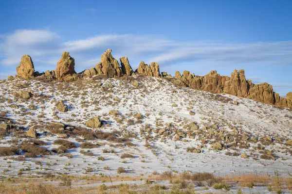 魔鬼骨干岩石的山麓在科罗拉多州北部附近的洛夫兰 冬季早晨的风景 — 图库照片