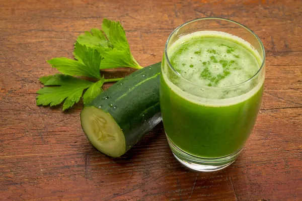 新鲜绿色蔬菜汁杯 黄瓜和芹菜叶配白杨木 — 图库照片#