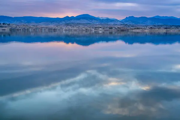 コロラド州の穏やかな湖の上に夕暮れ ロッキー山脈 ボーデッカー貯水池の初春 — ストック写真