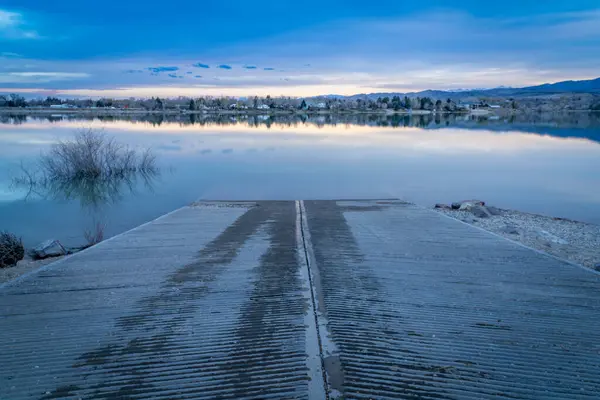 Σούρουπο Πάνω Από Ράμπα Βάρκα Και Ήρεμη Λίμνη Στο Κολοράντο — Φωτογραφία Αρχείου