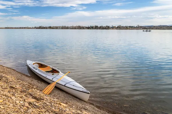 科罗拉多州北部的伯德克水库 探险队于早春在湖岸上登上了独木舟 — 图库照片