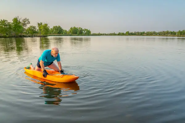 Atletico Uomo Anziano Sta Pagaiando Kayak Incline Lago Colorado Questo — Foto Stock