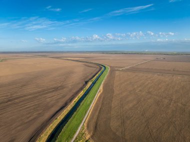 Steamboat Trace, Peru yakınlarındaki Nebraska tarım arazisinden geçen terk edilmiş bir demiryolundan dönüştürülmüş bisiklet yolu, ilkbahar havası manzarası.