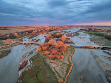 Platte Nehri üzerinde gün doğumu ve Kerney, Nebraska yakınlarında ovalar