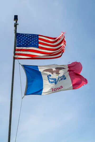 Amerikanska Och Delstaten Iowa Flaggor Stolt Viftar Och Fladdrar Stark — Stockfoto