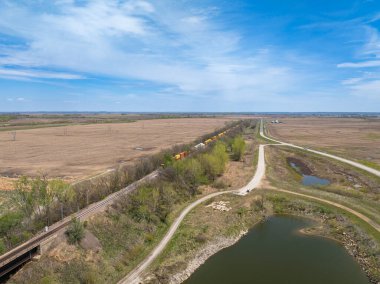 Nebraska, Rulo 'daki Missouri Nehri' ni geçtikten sonra konteyner treni tarım arazisinden geçiyor.