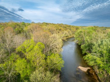 Bahar mevsiminde Rosebud, Missouri yakınlarındaki Bourbeuse Nehri, hava manzarası