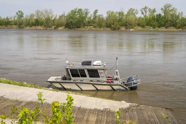 Waverly 'deki Mlssouri Nehri' ndeki rampada alüminyum çalışan bir tekne.