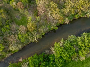 Bahar mevsiminde Rosebud, Missouri yakınlarındaki Bourbeuse Nehri, hava manzarası